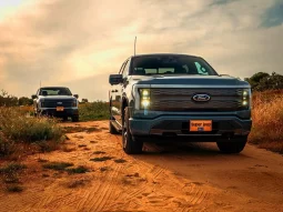 Ford F150 Lightning LARIAT full